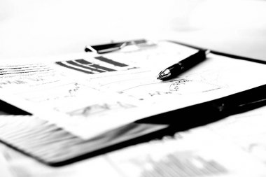 kalem ve mali belgeler ofisteki masaüstünde