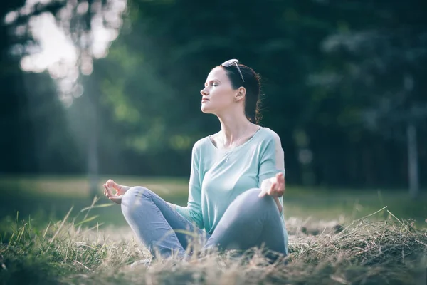 güzel genç kadın meditasyon Lotus bulunduğu.