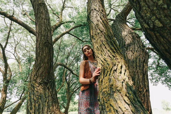 Młody hipis kobieta na spacerze w lesie — Zdjęcie stockowe