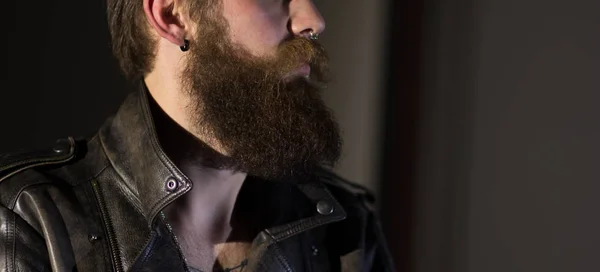Retrato de um homem barbudo em uma jaqueta de couro — Fotografia de Stock