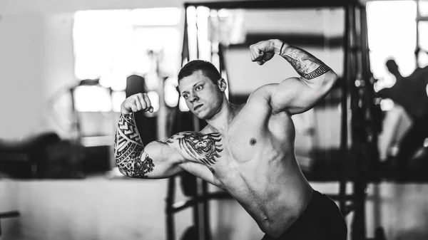 Männlicher Bodybuilder macht Übungen vor dem Spiegel . — Stockfoto