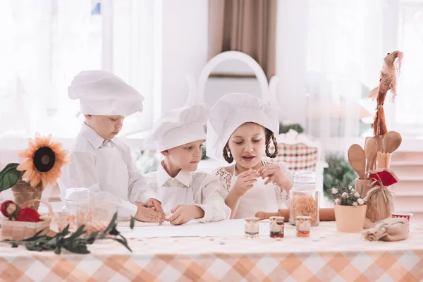 Дети в униформе повара готовить десерт — стоковое фото