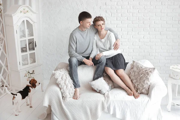 Retrato de padres felices con su hija y su querida mascota con una sala de estar — Foto de Stock