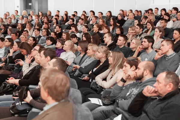 Pubblico seduto a una conferenza stampa nella moderna sala conferenze — Foto Stock