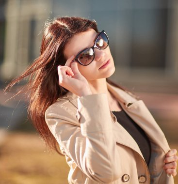 sonbahar günü sokakta duran başarılı genç kadın