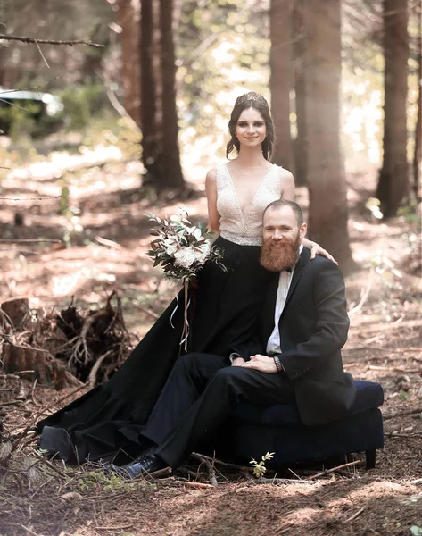 Ritratto della sposa e dello sposo sullo sfondo della pineta — Foto Stock
