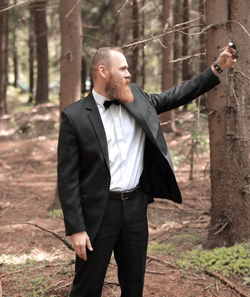 Homem de negócios moderno que toma uma selfie em uma floresta de pinheiro — Fotografia de Stock