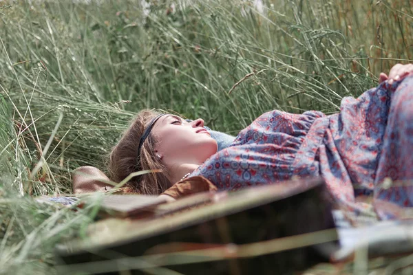 yakın up.young hippi kadınla çimenlerin üzerinde yalan dinlenme