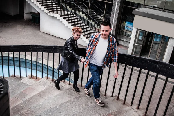 Liebendes junges Paar beim Treppensteigen in einer modernen Stadt. — Stockfoto