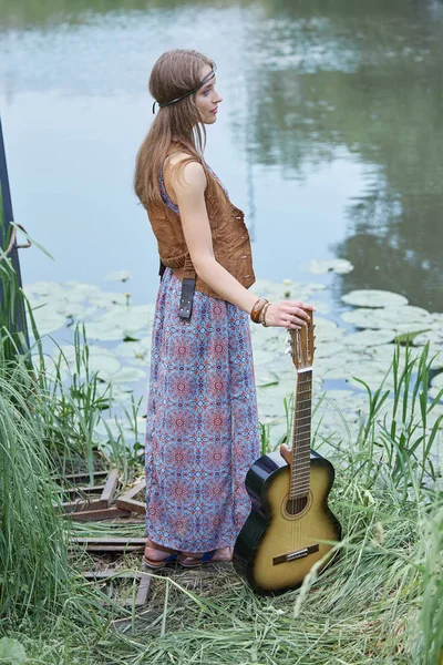 Молода хіпі жінка стоїть біля лісового озера — стокове фото