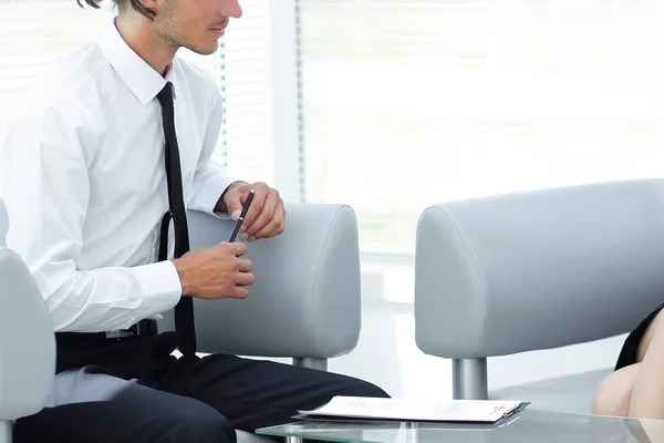 Equipe de negócios discutindo documentos de trabalho no local de trabalho — Fotografia de Stock