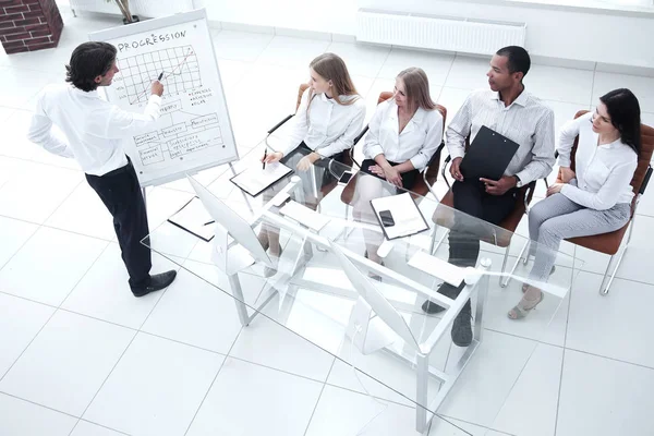 Hombre de negocios presentando su nuevo plan de marketing a sus compañeros de trabajo . — Foto de Stock