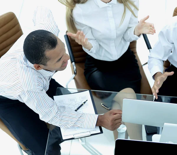 Business team diskuterar ett business document.the affärsidé. — Stockfoto