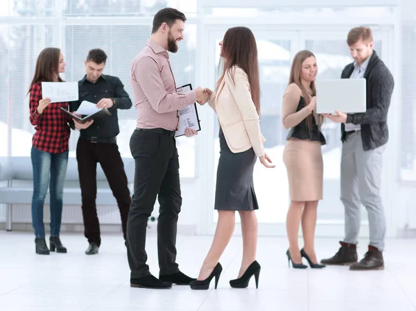 Socios comerciales estrechando la mano en la sala de reuniones — Foto de Stock