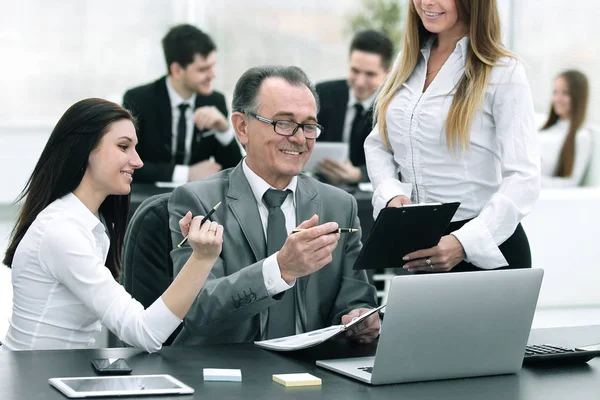 Equipo empresarial discutiendo con el jefe de datos financieros —  Fotos de Stock