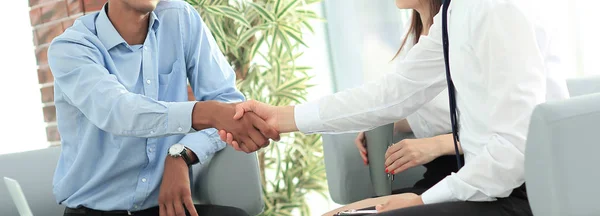 Handshake Manager e cliente in un ufficio moderno — Foto Stock
