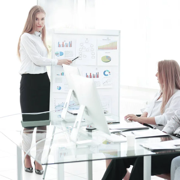 Employee of the company making financial report — Stock Photo, Image