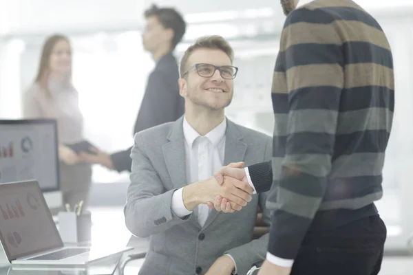 Nahaufnahme von Geschäftspartnern beim Händedruck über den Schreibtisch während der Besprechung — Stockfoto