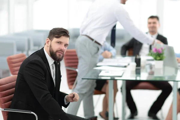 Hombre de negocios y equipo de negocios discutiendo temas de negocios —  Fotos de Stock