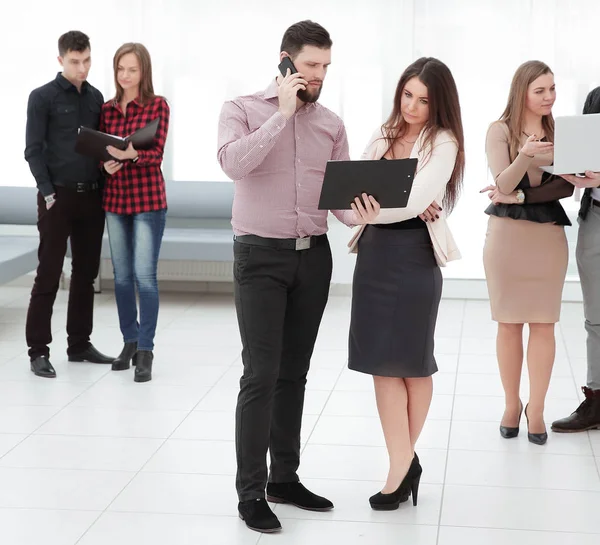 Grupo de personas que esperan una entrevista de trabajo en el salón de oficinas — Foto de Stock