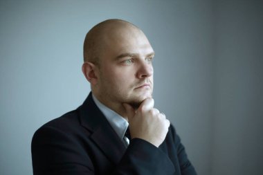 yakın çekim. düşünceli işadamı kopya alanı seyir