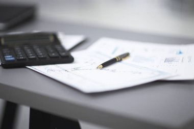 up.Pen, mali grafik ve hesap makinesi üzerinde businessmans Resepsiyon kapatmak