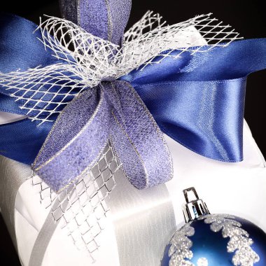 Yakın plan. Noel hediyesi ve mavi Noel baloları.