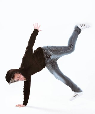 Beyaz arka plan üzerinde izole serin genç break dansçı