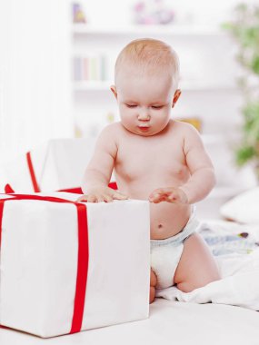 sürpriz bebek hediye kutuları ile oynuyor. kopya alanı ile fotoğraf