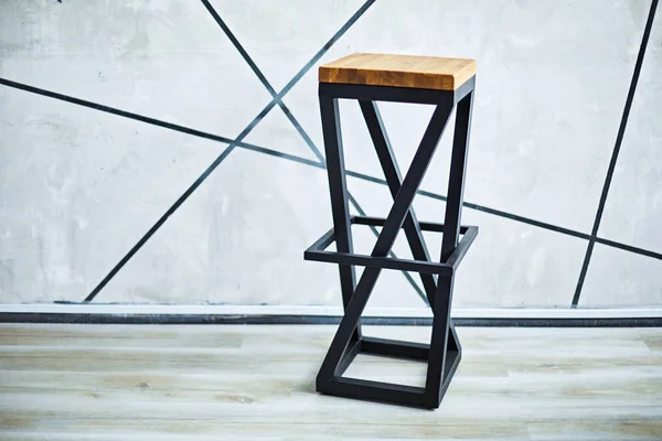 Stylowy bar krzesło wykonane z drewna i metalu. — Zdjęcie stockowe