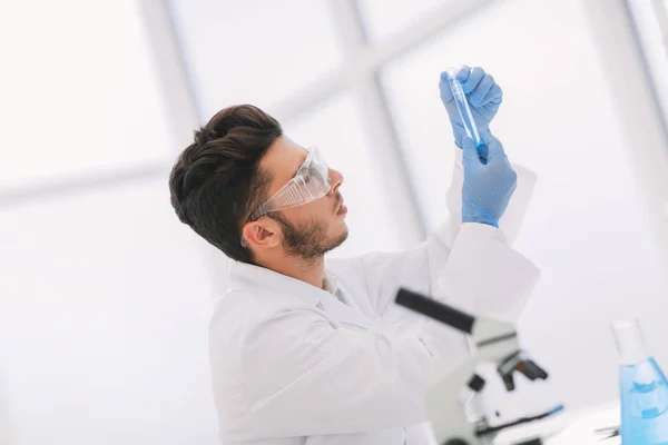 Fecha. cientista com um tubo médico em pé no laboratório — Fotografia de Stock