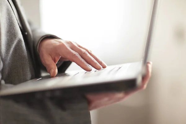 Close up.businessman escribiendo en un teclado portátil.aislado sobre fondo blanco — Foto de Stock