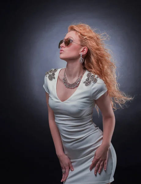 Portret van een stijlvolle blonde vrouw in een witte jurk — Stockfoto