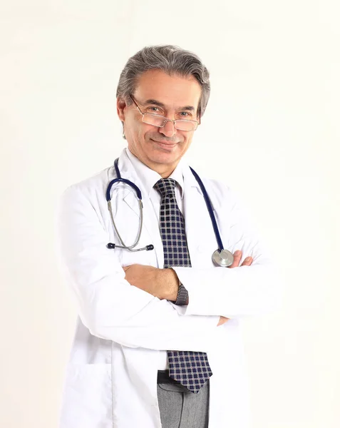 Médico terapeuta sonriente con estetoscopio .isolated sobre fondo blanco — Foto de Stock