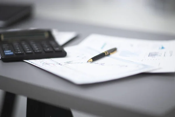 Close up.pen, gráfico financeiro e calculadora no business mans Desk — Fotografia de Stock