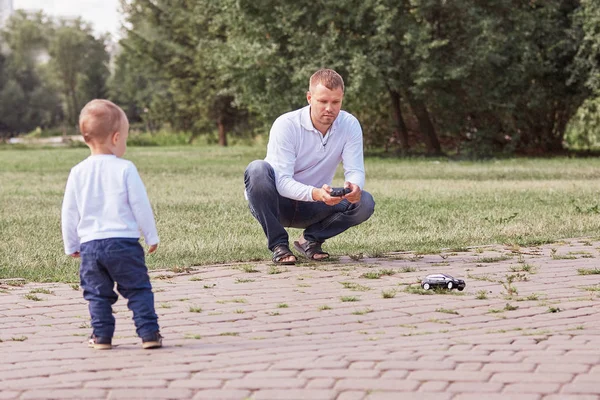 Otec hleděl na svého malého syna při chůzi do parku — Stock fotografie