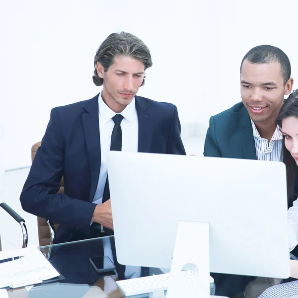 Uomini d'affari che discutono informazioni finanziarie, seduti alla sua scrivania — Foto Stock