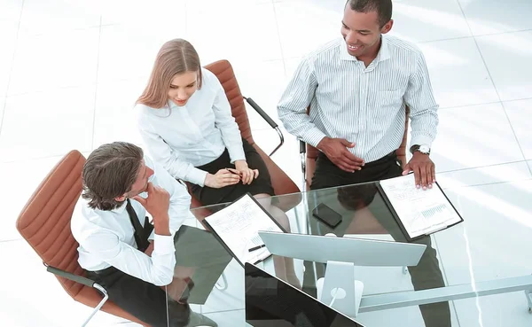 Top view.business equipo discutiendo documentos financieros. foto con espacio de copia — Foto de Stock