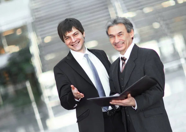 Affärspartner med stående i office-dokument. — Stockfoto