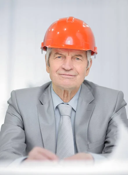 Portret van een senior engineer zit aan zijn Bureau — Stockfoto