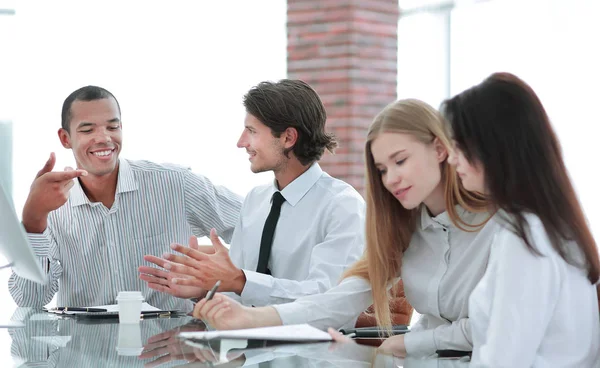 Primo piano. team aziendale multinazionale durante una riunione. il concetto di lavoro di squadra — Foto Stock