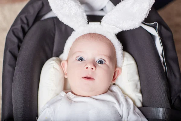 De près. joli bébé en costume de lapin — Photo