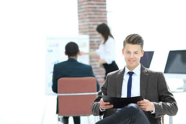 Young businessman preparing for a business presentation — Stock Photo, Image