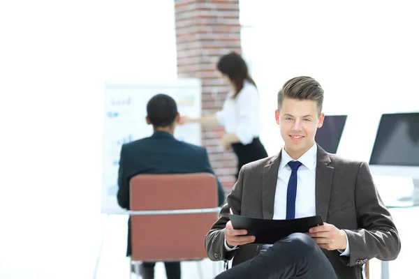 Jonge zakenman voorbereiden op een bedrijfspresentatie — Stockfoto