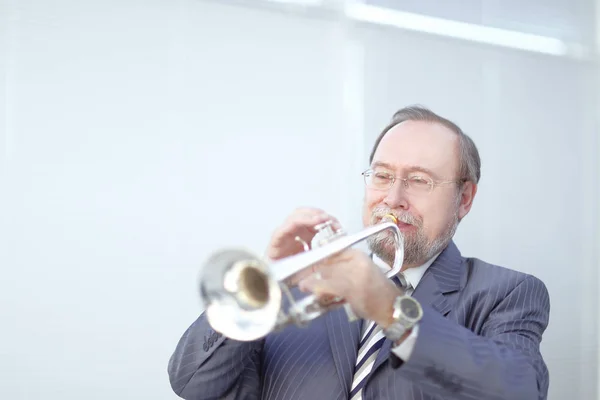 Retrato de un músico tocando la trompeta . —  Fotos de Stock