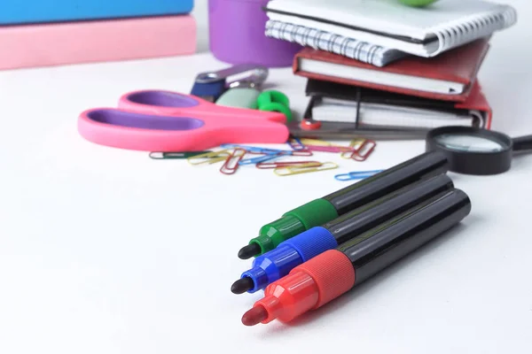 Pennarelli colorati e materiale scolastico su uno sfondo bianco .concept di istruzione — Foto Stock