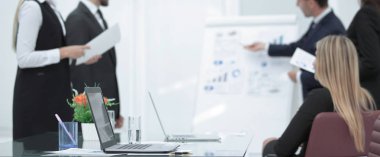 sunum sırasında ofisin bulanık görüntüsü.kopya alanı ile fotoğraf