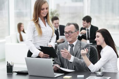 iş takım finansal veriler başkanı ile tartışıyor.