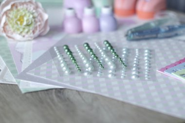 İğne işi için ahşap masa üzerinde ayarlayın. kopya alanı ile fotoğraf