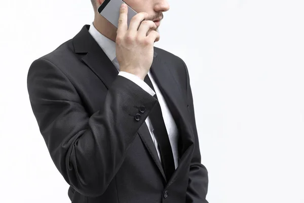 Sulje se. liikemies puhuu matkapuhelimella.eristetty valkoinen — kuvapankkivalokuva
